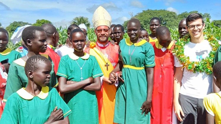 Mgr Christian Carlassare avec un groupe de jeunes de son diocèse.