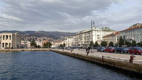 Papst in Triest: Treffen mit Migranten und Menschen mit Behinderung