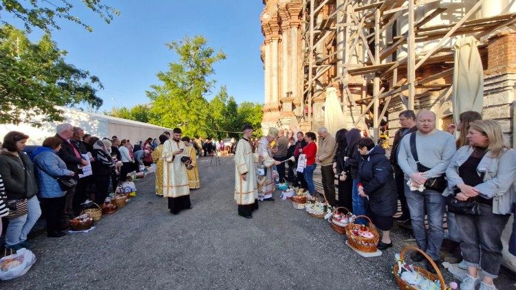 Il vescovo Vasyl Tuchapets, dell'Esarcato greco-cattolico di Kharkiv durante la benedizione pasquale