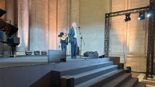 Roberto Vecchioni en el escenario la noche de clausura del Encuentro Mundial sobre Fraternidad Humana