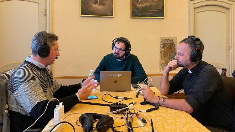 Don Giuseppe Lacerenza e don Dino Mazzoli ospiti di Radio Vaticana con voi 