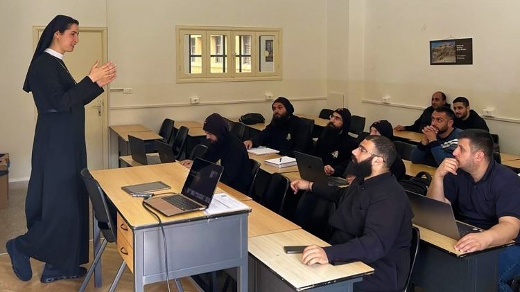 Sœur Suzanne Wakim avec ses étudiants séminaristes maronites au Liban. 