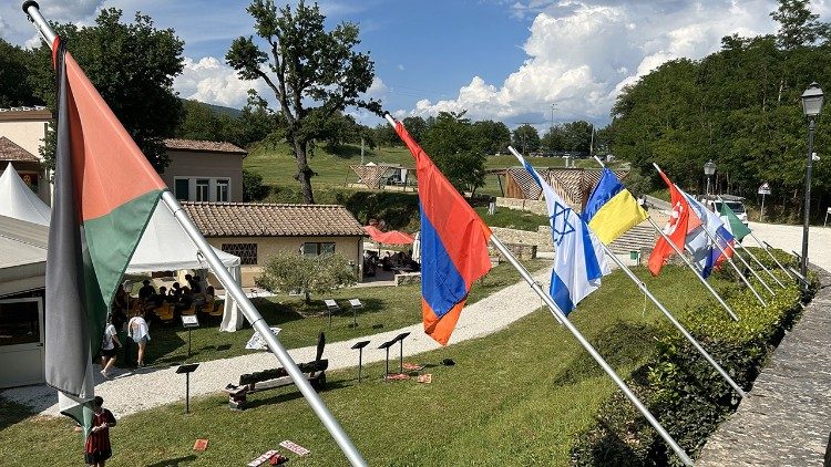 Le bandiere a Rondine Cittadella della Pace che rappresentano tutti gli studenti presenti nel borgo