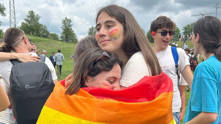 Due giovani studentesse a Rondine Cittadella della Pace per lo YouTopic Fest 2024