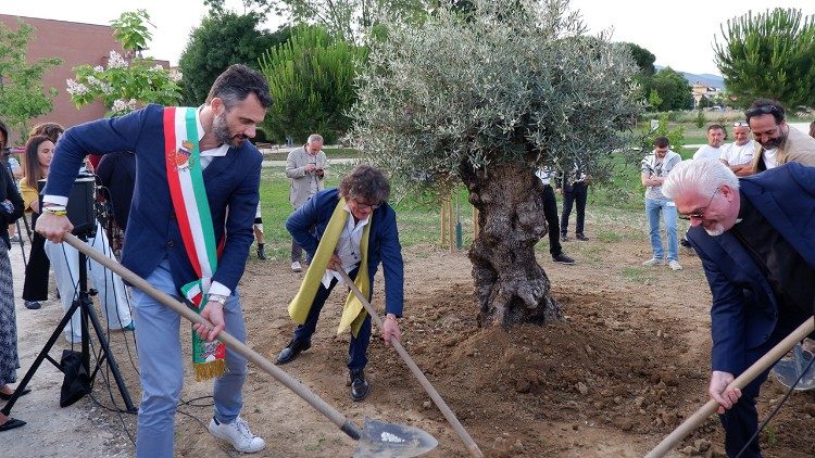 L'inaugurazione del "Bosco delle neofite" in provincia di Prato