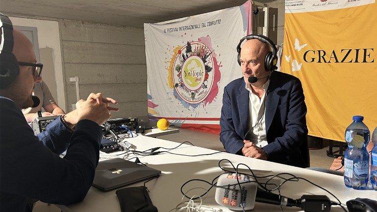 Claudio Bisio nello studio monile di Radio Vaticana - Vatican News