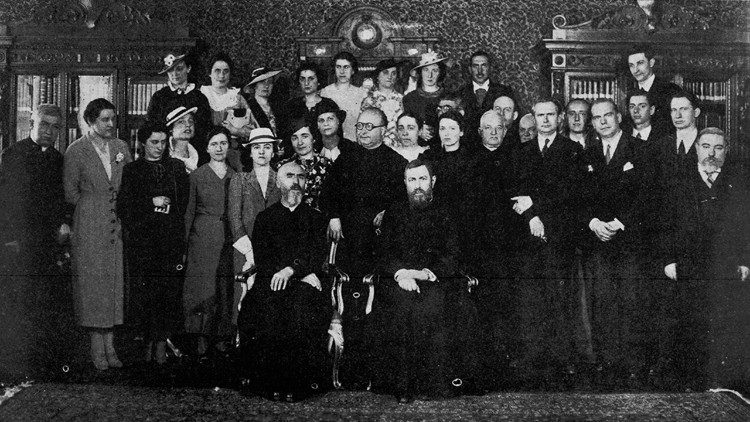 Apostolische Vatikanische Bibliothek: Gruppenbild mit Mitarbeiterinnen. Sitzend die beiden Neo-Kardinäle Giovanni Mercati und Eugène Tisserant. Foto von 1936. © 2024 Biblioteca Apostolica Vaticana