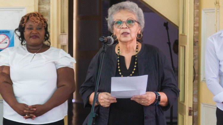 “Que cese esta violencia asesina y absurda para que las mujeres puedan continuar su lucha contra la injusticia y la desigualdad, y por la fraternidad, la sororidad y la solidaridad humana”, clama la haitiana Michèle Pierre-Louis.. (Foto de la Fundación FOKAL)