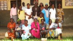 Sœur Filomena Francis avec les participants à l'atelier de guérison des traumatismes à Nzara, en 2018