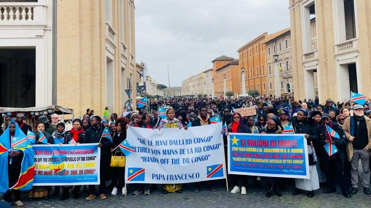 Des Congolais et sympathisants du Congo, au cours de la marche organisée à Rome le dimanche 10 mars 2024 pour dénoncer les massacres des populations, le pillage des ressources minières, la guerre, les déplacements massifs et l’instabilité chronique à l’Est leur pays, ainsi que l’indifférence et le silence de la Communauté internationale.