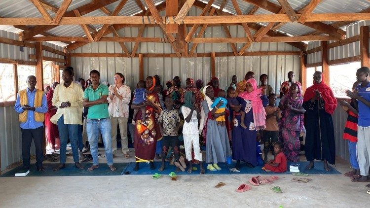 Prière dans la nouvelle église dans le camp de réfugiés de Wedweil.