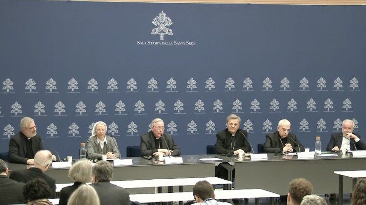 La presentación de los documentos del Sínodo en la Sala de prensa de la Santa Sede