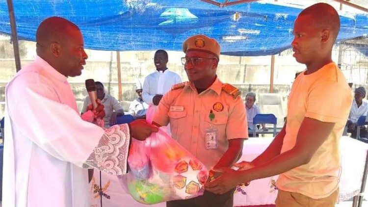 Father Basílio Tchikale handing over a sample of  items for prisoners donated by the Archbishop