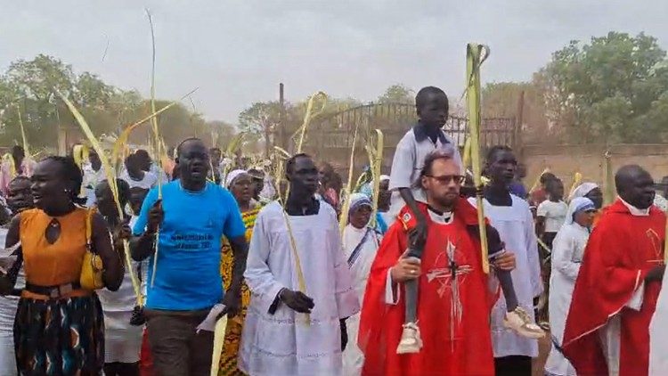 Bischof Carlassare bei der Palmsonntagsprozession 2024 in Rumbek