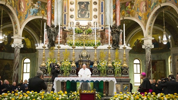 Pastoralbesuch in Pompei am 21. März 2015: Papst Franziskus im Gebet vor dem Gemälde der Madonna vom Rosenkranz