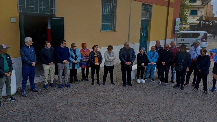 Le cardinal Krajewski avec quelques personnes assistées.