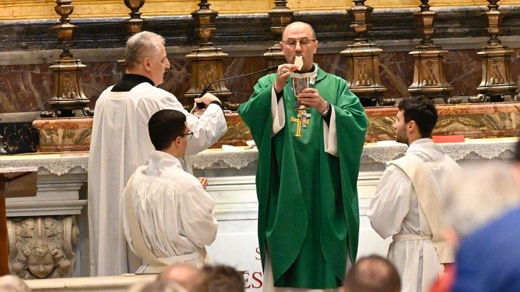 Abp Wojciech Polak przewodniczący Mszy św. przy grobie św. Jana Pawła II (Dorota Abdelmoula-Viet)