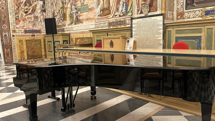 Il pianoforte con cui si è esibito il compositore Omar Harfouk (© 2024 Biblioteca Apostolica Vaticana).