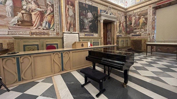 il pianoforte con cui si esibisce il compositore Omar Harfouk (© 2024 Biblioteca Apostolica Vaticana)