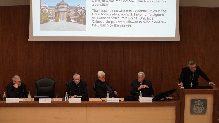 L'intervento del cardinale Chow durante il convegno alla Gregoriana