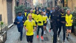 Il gruppo di podisti di Athletica Vaticana con il cardinale Jean-Paul Vesco (in prima fila a sinistra)