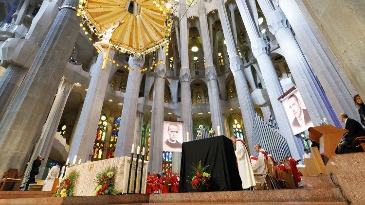 La Messa di beatificazione nella Sagrada Familia di Barcellona