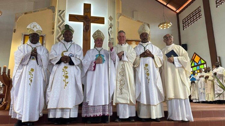 Une photo du nonce avec les évêque camerounais et les deux supérieurs, général et majeur des mariens présents à la célébration eucharistique