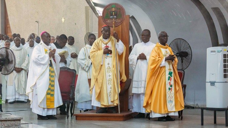 Côte d'Ivoire: messe d'action de grâce du cardinal Jean-Pierre Kutwa, admis à l'éméritat le mois de mai dernier. 