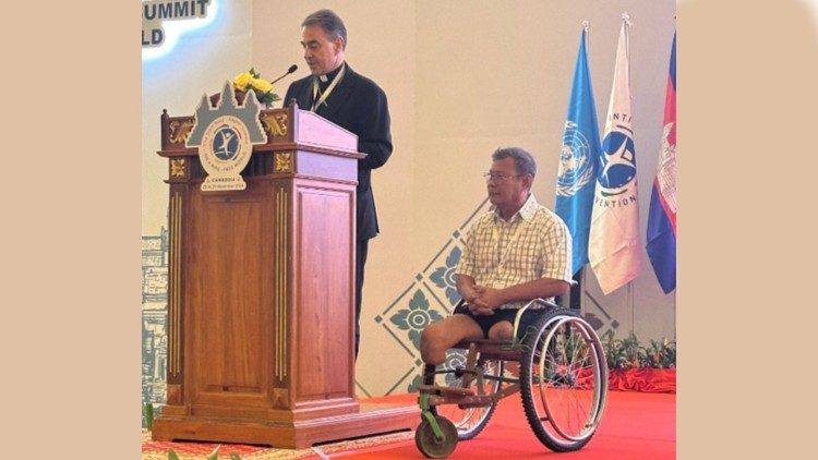 Monseñor Ettore Balestrero en la primera conferencia sobre minas terrestres en Camboya.