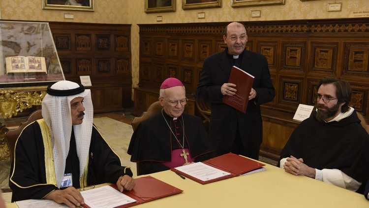 Signature de l'accord de coopération culturelle et scientifique avec la Bibliothèque numérique du Roi Hamad du Royaume de Bahreïn lors de la réunion de la BAV au Vatican