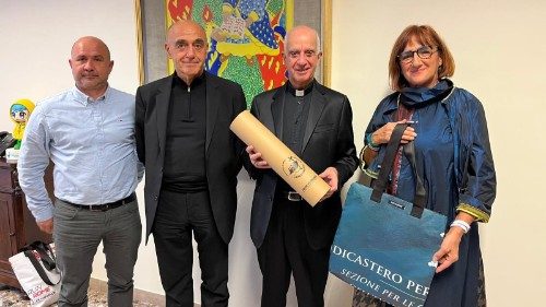 Archbishop Fisichella presents the Jubilee tote bags initiative