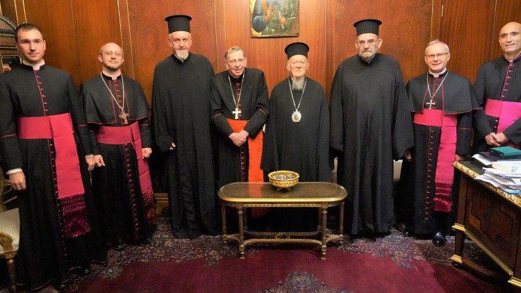 La delegazione della Santa Sede, guidata dal cardinale Koch (al centro, accanto al patriarca Bartolomeo), ad Istanbul per la festa di Sant'Andrea