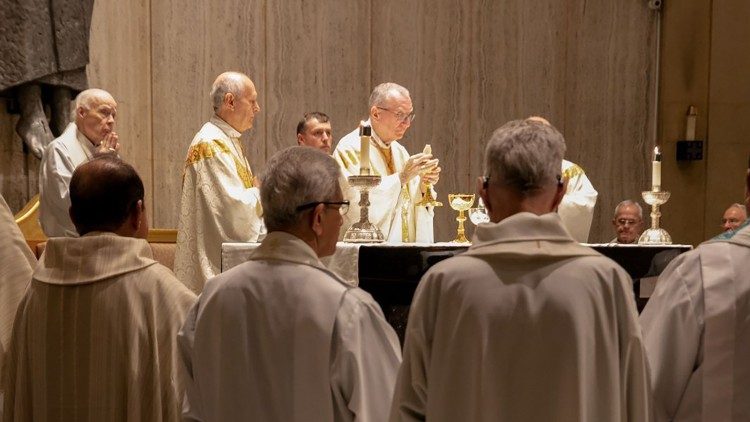 Il cardinale Parolin celebra la Messa nella Holy Family Church di New York (30-9-2024) 