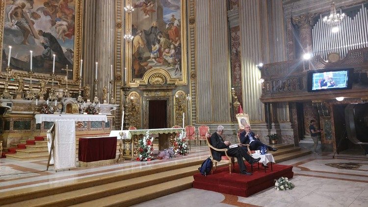 Le cardinal Zuppi et Aldo Cazzullo discutent du livre «Le Dieu de nos pères».