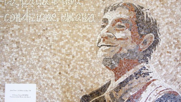 El mosaico con el rostro de Franco Basaglia, creado por los usuarios del Centro Diurno «La fábrica de los sueños» del Departamento de Salud Mental Asl Roma 2. 