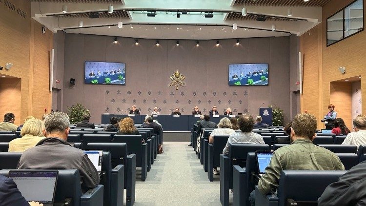 La conférence à la Salle de Presse du Vatican, le premier jour des travaux du Synode. 