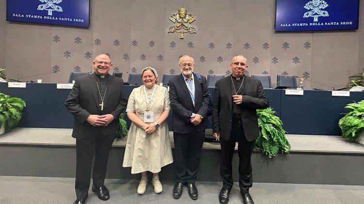 De gauche à droite: Mgr Randazzo, soeur Xiskya, le cardinal López Romero, Mgr Rougé