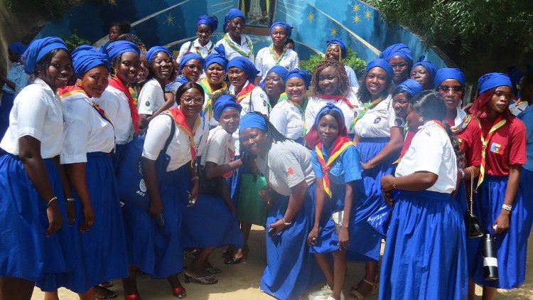   les  Guides de l'Archidiocese de N’Djaména au cours d 'une celebration  de la journée  de la fille  dimanche 13 octobre                                                           