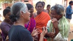 Sister Ann Moyalan SCN, the pioneer, builds rapport with the residents of Musunuru (Picture credits: Sisters of Charity of Nazareth- Facebook)