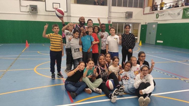 Gli atleti degli Harlem Globetrotters con i ragazzi di Tor Bella Monaca