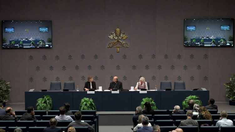 La conferenza stampa di presentazione della enciclica “Dilexit nos" in Sala Stampa vaticana