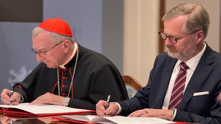 2024.10.24 Cardinalul secretar de stat Pietro Parolin și prim-ministrul Republicii Cehe Petr Fiala, în timpul ceremoniei de semnare a acordului de la Praga. 