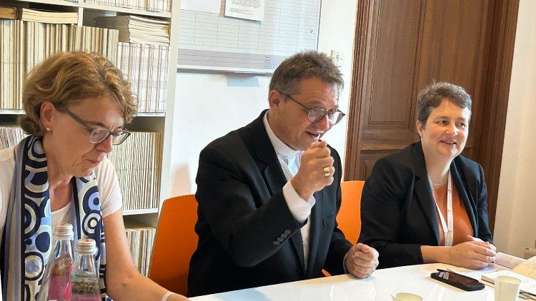 Felix Gmür, Vorsitzender der Schweizer Bischofskonferenz zwischen den Schweizer Delegierten Helena Jeppesen-Spuhler (links) und Claire Jonard (rechts)