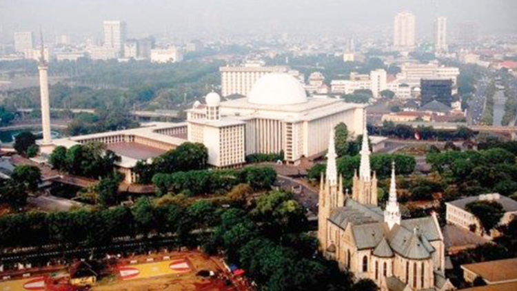 Vista aérea de la Mezquita de Istiqlal y la Catedral de Nuestra Señora de la Asunción unidas por el subterráneo "Túnel de la amistad"