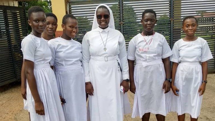 Sr Emmanuella Dakurah, HHCJ with some newly confirmed pupils. Nsoatre-Sunyani, Ghana