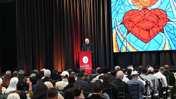 Monseñor José Ignacio Munilla en el desarrollo de su ponencia