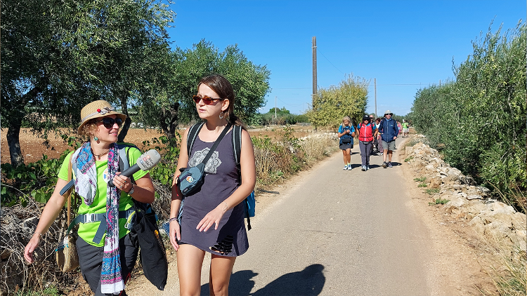 Eleni Garitou aus Griechenland (rechts) im Interview mit Stefanie Stahlhofen auf der Francigena Süd 