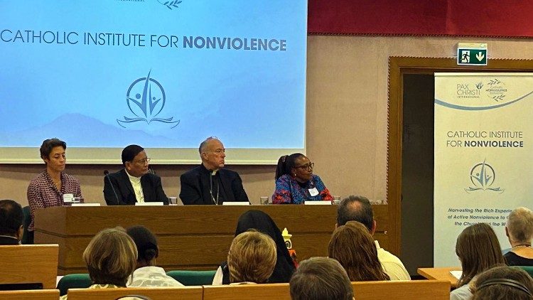 Los cardenales Charles Maung Bo y Robert Walter McElroy en la inauguración del Instituto católico para la no violencia