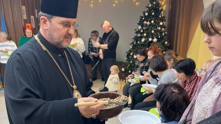 Oděský exarcha mezi hosty během jedné z vánočních večeří Kolumbových rytířů