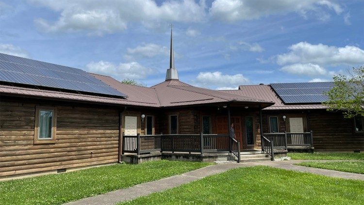 Kirche der Heiligen Familie in Booneville, Kentucky - mit Solarpaneelen auf dem Dach